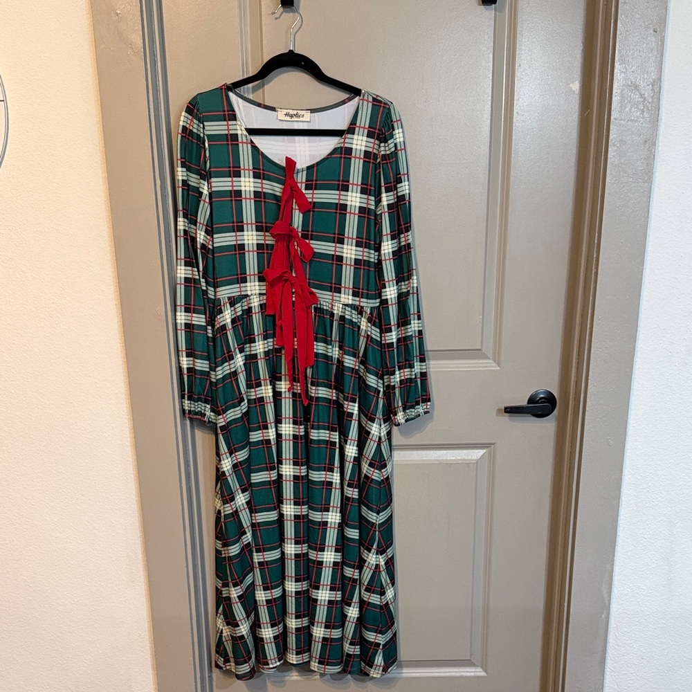 Haptics Full length plaid dress with gorgeous bow detail.